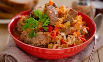 Тушеная капуста со свининой