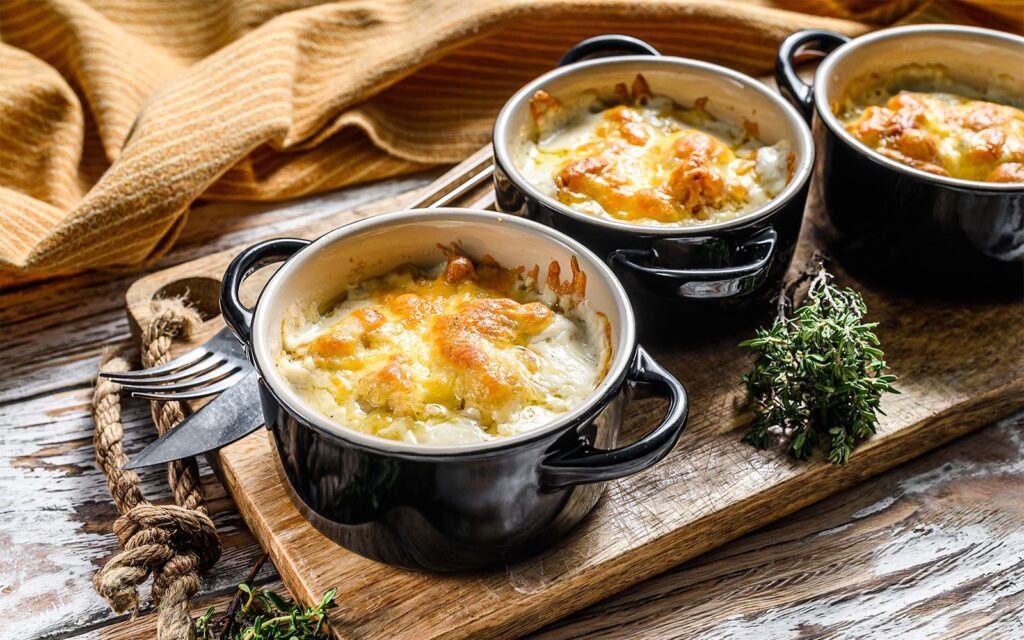 Классический жульен с грибами и курицей